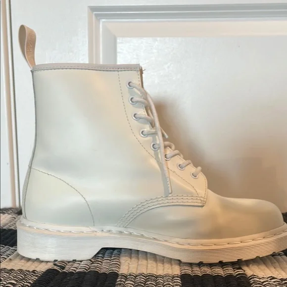 Dr. Martens Men’s Off-White Lace-Up Boots, mens 11 - Picture 8 of 16